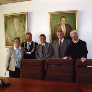 Heimattreffen der Hirschberger, von links Rösler-Tochter Gertrud Jona-Meyer, Bürgermeister Siegfried Kliika, Bürgermeister von Doksy Zdenek Krenický und sein Stellvertreter Karel Kapoun und P. Angelus - Waldstein im Waldkraiburg Rathaus, 22. Mai 2004 Heimattreffen der Hirschberger, von links Rösler-Tochter Gertrud Jona-Meyer, Bürgermeister Siegfried Kliika, Bürgermeister von Doksy Zdenek Krenický und sein Stellvertreter Karel Kapoun und P. Angelus - Waldstein im Waldkraiburg Rathaus, 22. Mai 2004